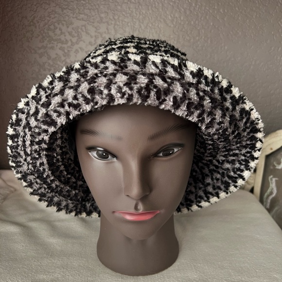 Vintage Liz Claiborne Black and White Knit Hat - Picture 8 of 8